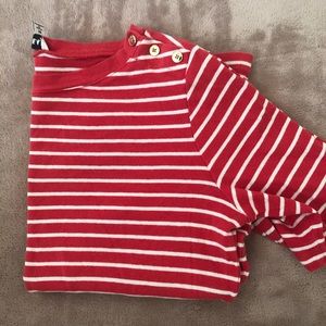 Jones wear stripped red elbow sleeve shirt